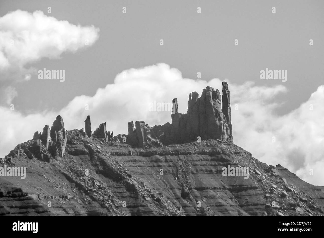 Vue vers le Little Castle, une formation de grès dans Castle Valley, sur la State route 128 à Utah, États-Unis, à Monochrome Banque D'Images