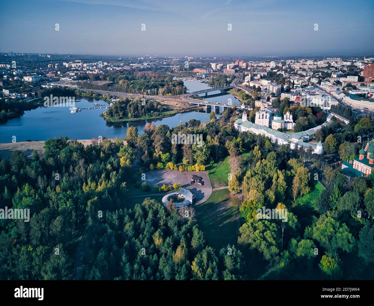 Vue aérienne de la réserve du musée Yaroslavl et du monastère Spaso-Preobrazhensky par le fleuve Kotorosl dans la ville contre le ciel le jour ensoleillé, Yaroslavl, Russie Banque D'Images