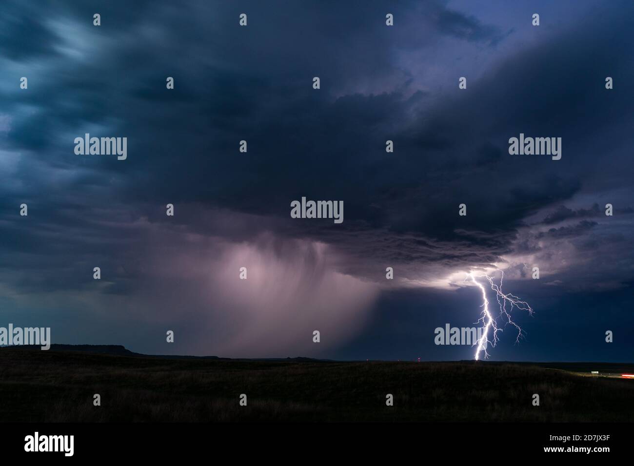 Éclair avec nuages d'orage et pluie tombant d'un orage près de Buffalo, Dakota du Sud Banque D'Images