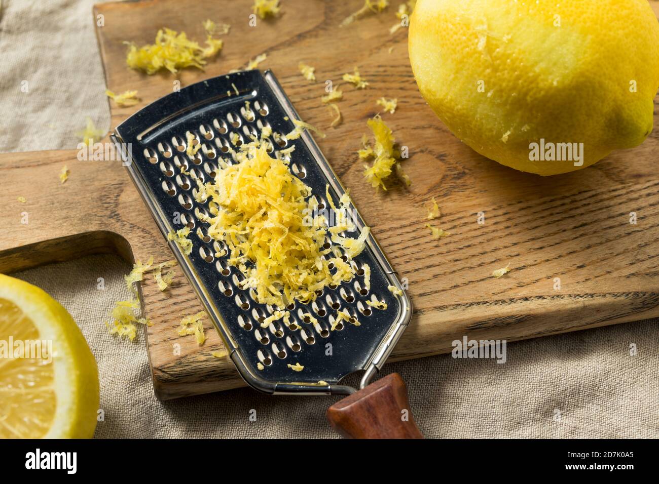 Zeste de citron biologique jaune cru prêt à cuire avec Banque D'Images