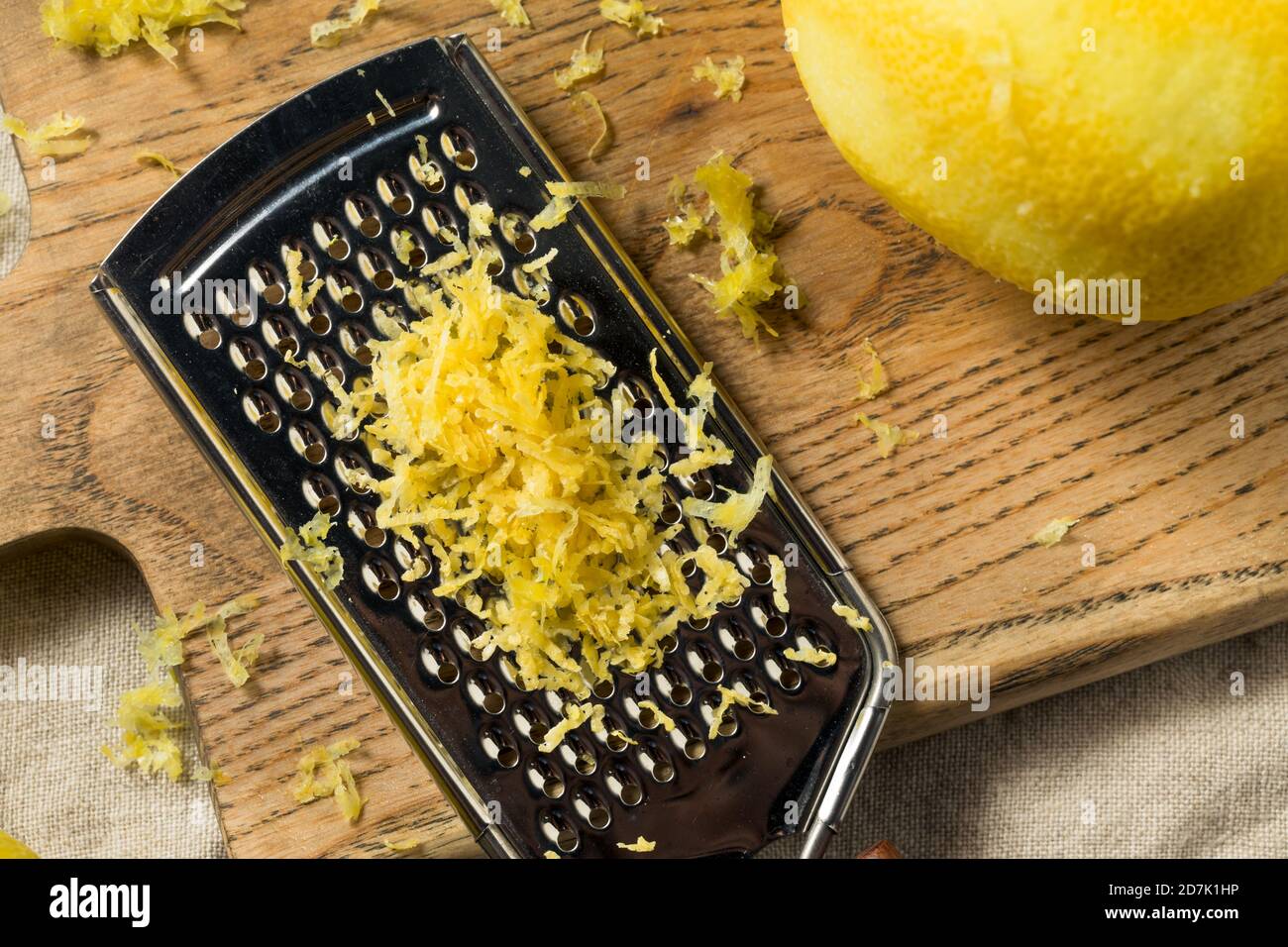 Zeste de citron biologique jaune cru prêt à cuire avec Banque D'Images