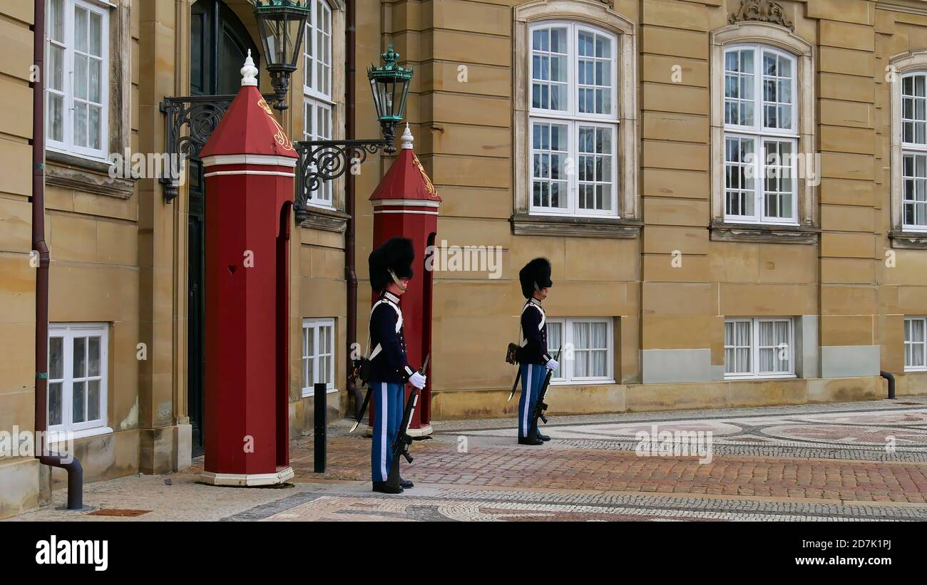 Copenhague, Danemark - 04/28/2019: Deux membres des gardes royaux de la vie du Danemark (Den Kongelige Livgarde) qui gardent une entrée au château d'Amalienborg. Banque D'Images