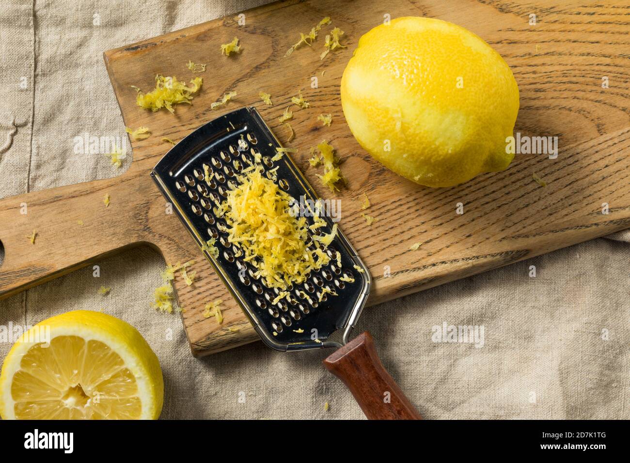 Zeste de citron biologique jaune cru prêt à cuire avec Banque D'Images