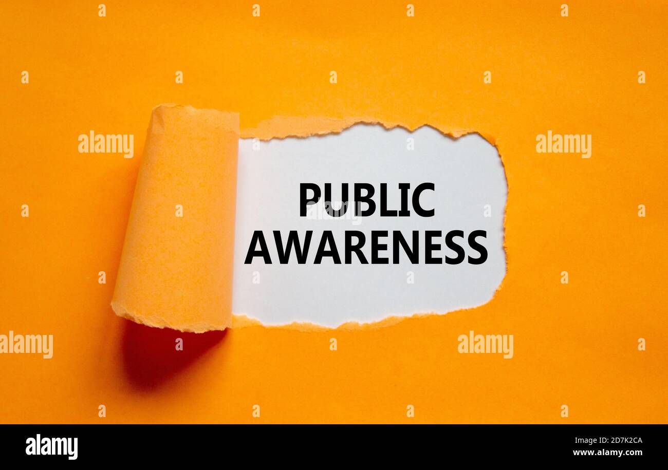 Les mots « public conscientisation » apparaissent derrière un papier orange déchiré. Magnifique arrière-plan. Concept d'entreprise. Banque D'Images
