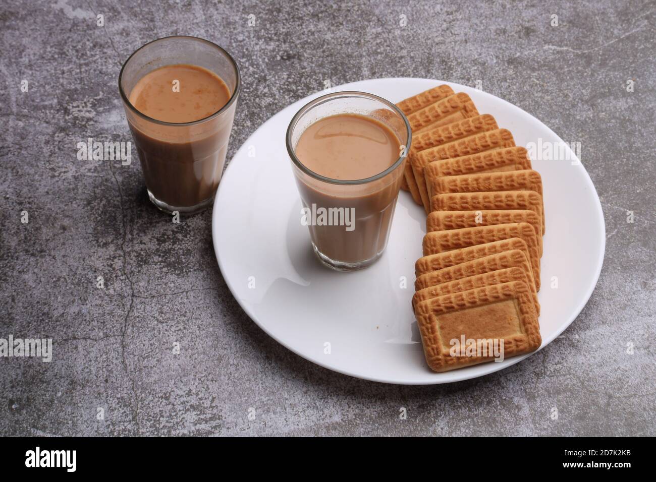 Coupe de Chai, thé traditionnel Desi de l'inde avec biscuits. Banque D'Images