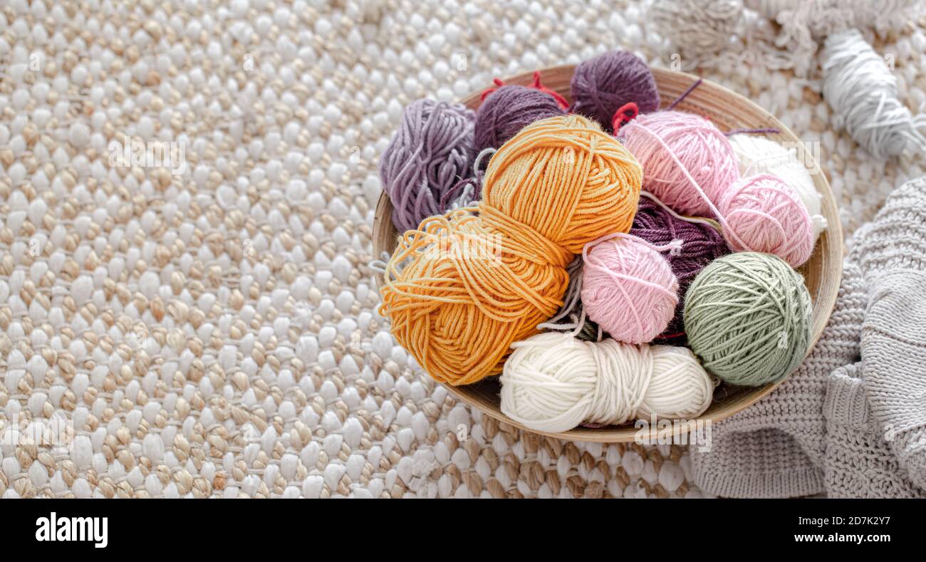 Boules de fil multicolores pour tricoter dans le panier. Concept de Hobbies et d'artisanat . Banque D'Images