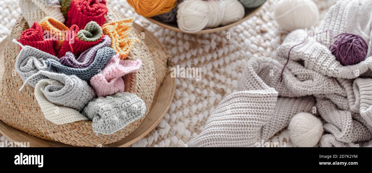 Boules de fil multicolores pour tricoter dans le panier. Concept de Hobbies et d'artisanat . Banque D'Images