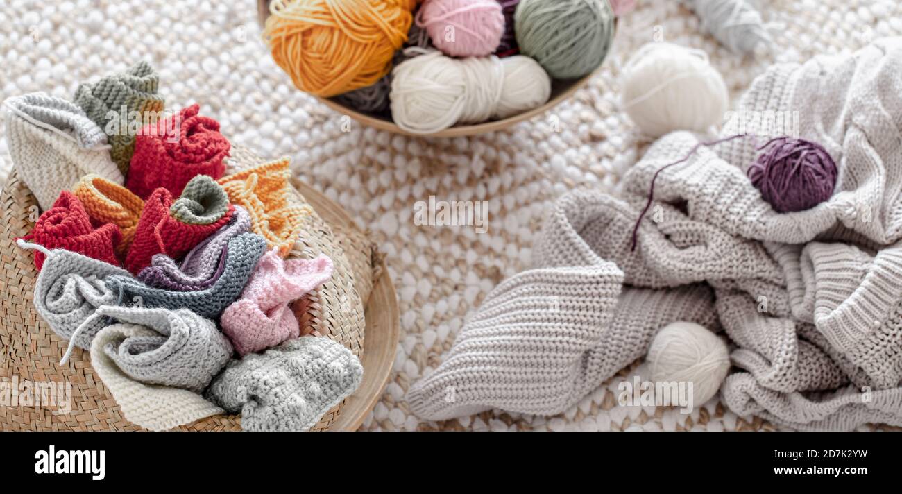 Boules de fil multicolores pour tricoter dans le panier. Concept de Hobbies et d'artisanat . Banque D'Images