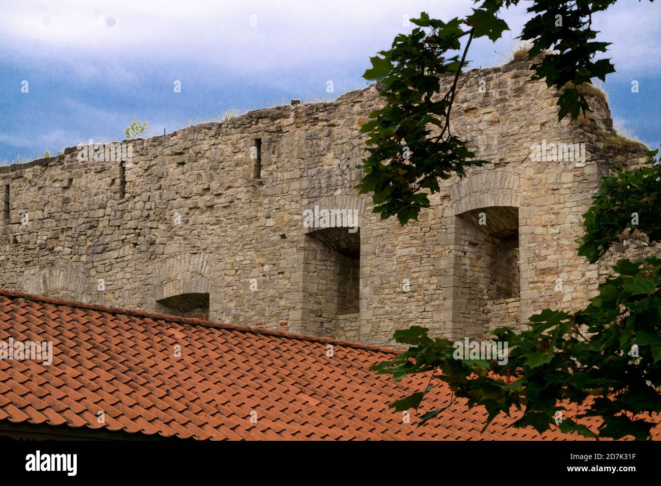 Murs de forteresse d'un ancien château dans la ville de Cesis en Lettonie juillet 2020 Banque D'Images