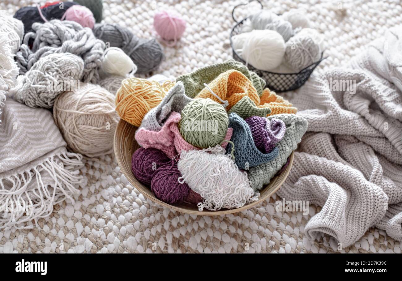 Boules de fil multicolores pour tricoter dans le panier. Concept de Hobbies et d'artisanat . Banque D'Images