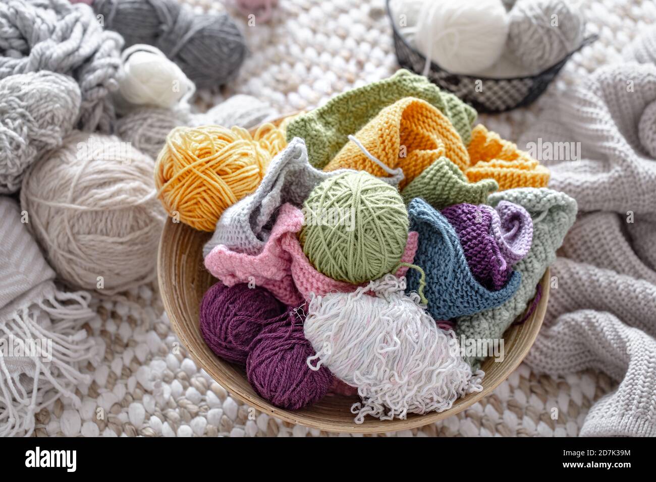 Boules de fil multicolores pour tricoter dans le panier. Concept de Hobbies et d'artisanat . Banque D'Images