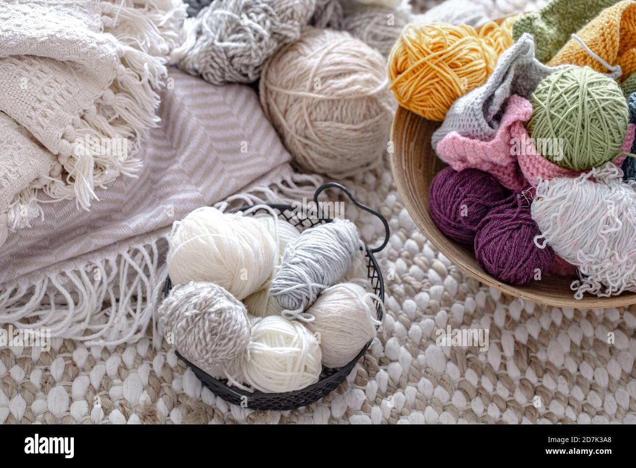 Boules de fil multicolores pour tricoter dans le panier. Concept de Hobbies et d'artisanat . Banque D'Images
