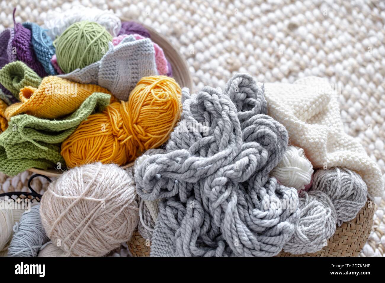 Boules de fil multicolores pour tricoter dans le panier. Concept de Hobbies et d'artisanat . Banque D'Images