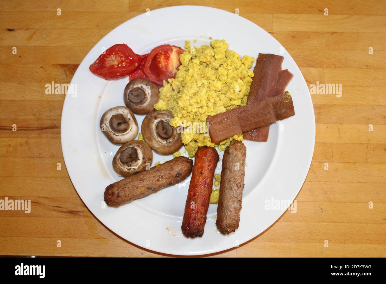 Gros plan vegan petit déjeuner lait viande gratuite délicieux anglais complet végétarien tofu mêlée d'épices mock oeuf, bacon de plante saucisses de champignons tomates, haricots Banque D'Images