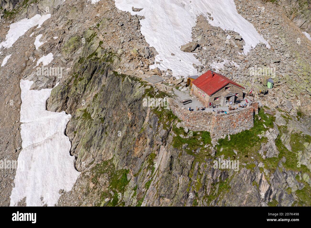 Vue aérienne de la cabane de montagne Cabane de l'A Neuve, située sur une formation rocheuse escarpée, près de la Fouly, Val de Ferret, Suisse Banque D'Images