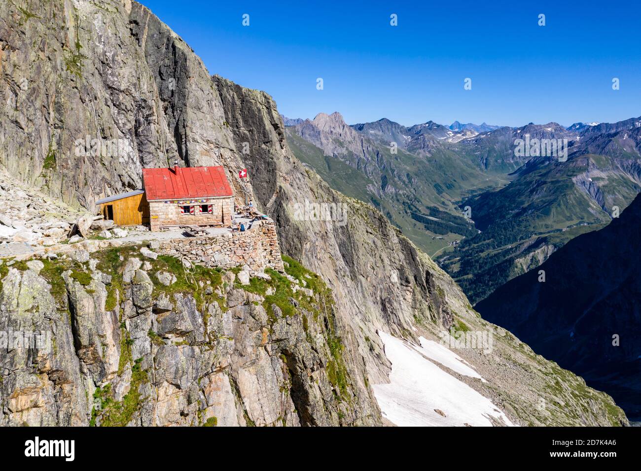 Vue aérienne de la cabane de montagne Cabane de l'A Neuve, située sur une formation rocheuse escarpée, près de la Fouly, Val de Ferret, Suisse Banque D'Images