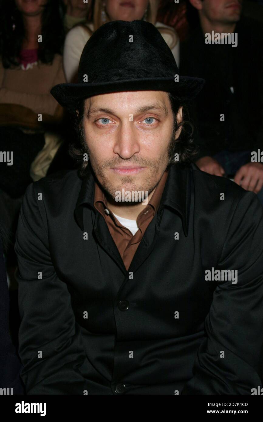 Vincent Gallo à la présentation de la collection d'automne Marc Jacobs au NY State Armory à New York le 9 février 2004. Crédit photo : Henry McGee/MediaPunch Banque D'Images