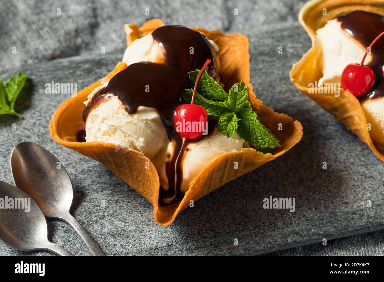 Sundae à la crème glacée maison avec bol à gaufres et chocolat Cerise Banque D'Images