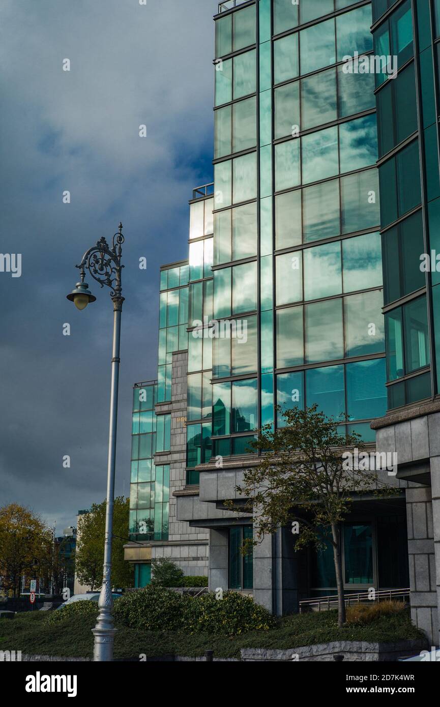 Détail du Irish Financial Services Center de Dublin avec lumière de rue traditionnelle au premier plan. Banque D'Images