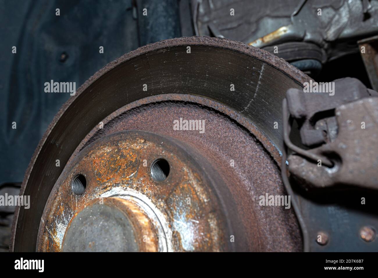 Disques de frein arrière anciens et endommagés avec étrier et plaquettes de  frein dans la voiture, sur un ascenseur de voiture dans un atelier Photo  Stock - Alamy