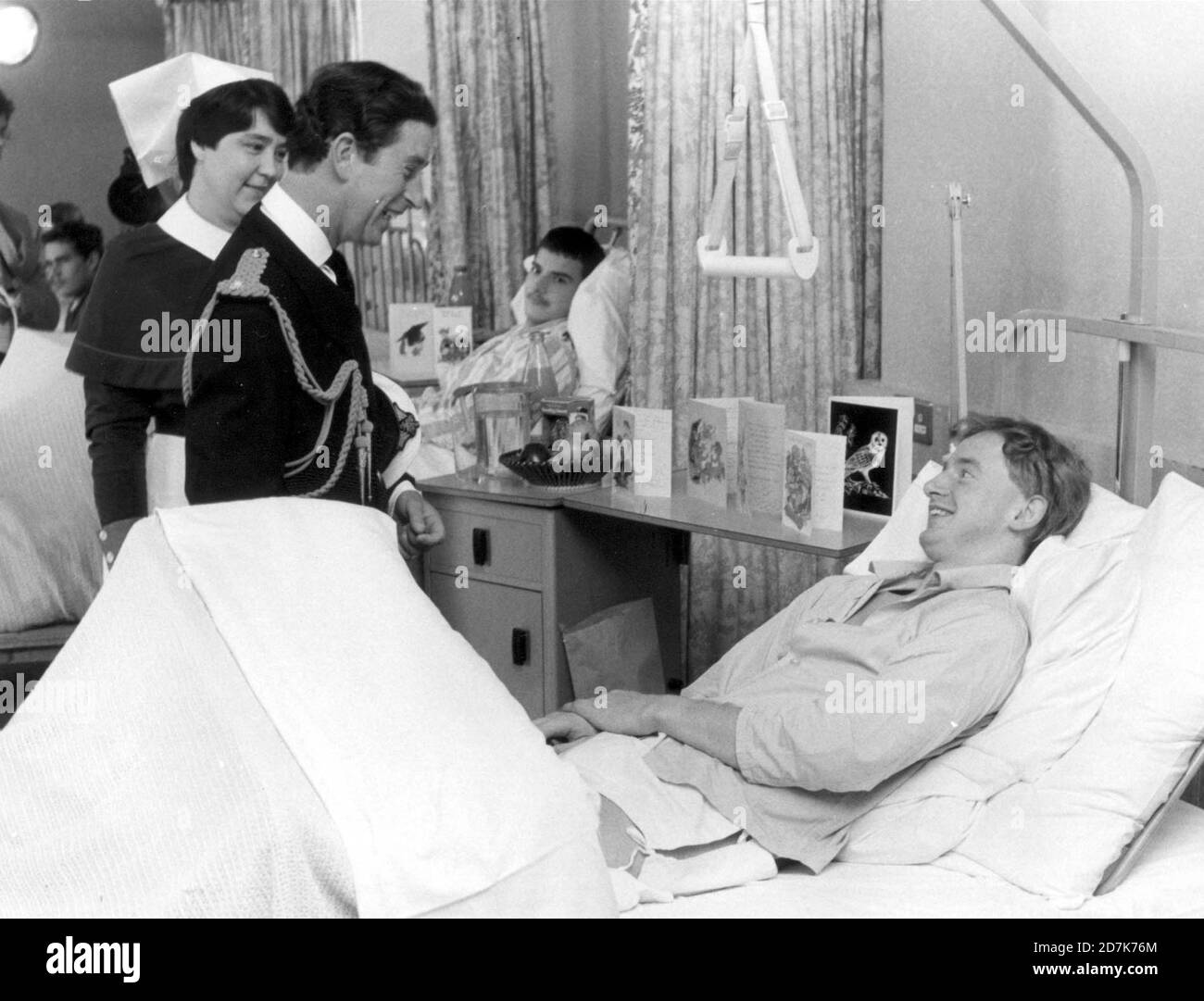 LE PRINCE CHARLES DISCUTE AVEC LE MARIN KEVIN WOODFORD DE NOTTINGHAM UN DES BLESSÉS DE GUERRE DES FALKLANDS À L'HÔPITAL HASLAR GOSPORT. 1982 PIC MIKE WALKER, M. ET Y. PORTSMOUTH. Banque D'Images