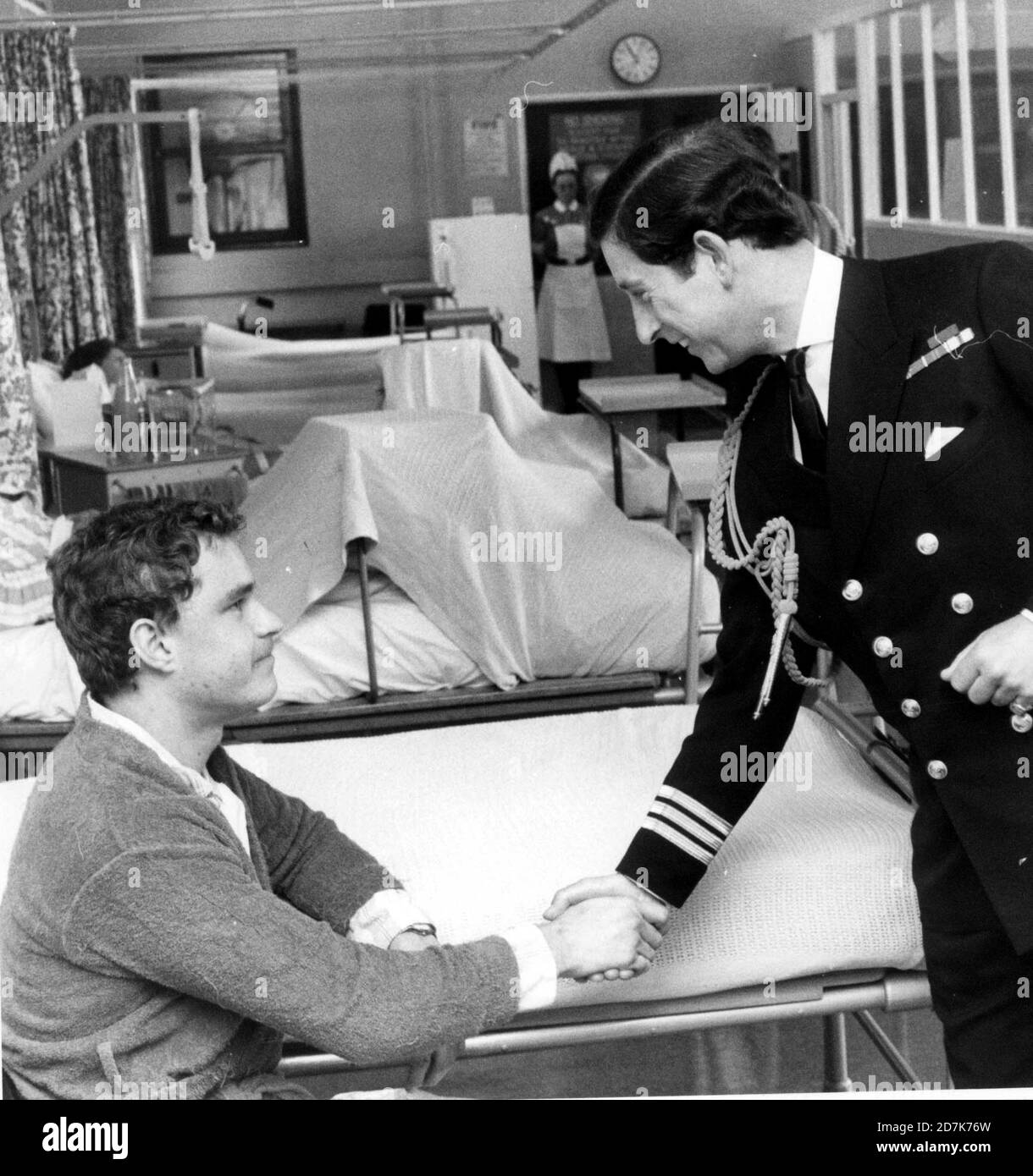 LE PRINCE CHARLES DISCUTE AVEC LE MARIN ANTHONY OWEN DE SCARBOROUGH UN DES BLESSÉS DE GUERRE DES MALOUINES À L'HÔPITAL HASLAR GOSPORT. 1982 PIC MIKE WALKER, M. ET Y. PORTSMOUTH. Banque D'Images