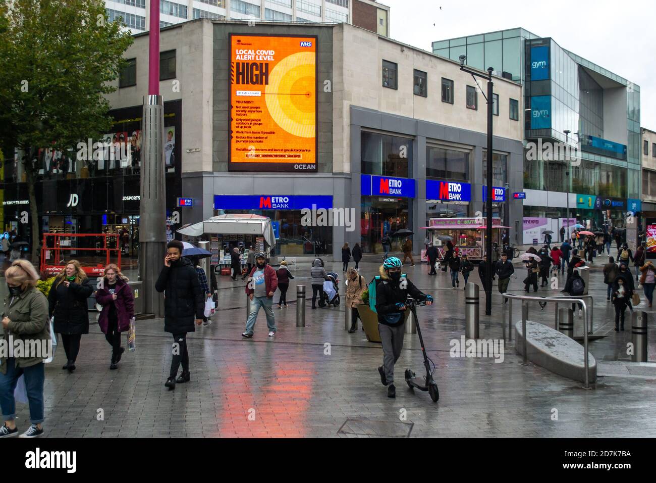 Foule de gens à Birmingham comme la ville est dans Alerte locale Covid niveau 2 élevé Banque D'Images