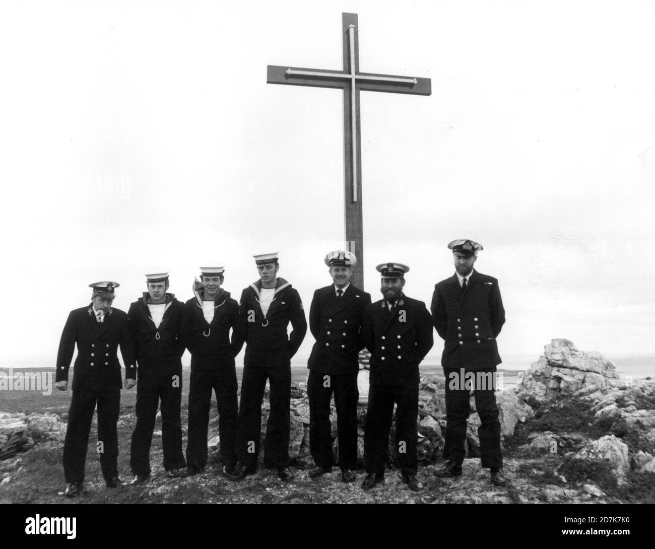 MEMBRES D'ÉQUIPAGE DU HMS EXETER À CÔTÉ DU MÉMORIAL FALKLANDS SUR LES ÎLES FALKLAND. 1983 Banque D'Images