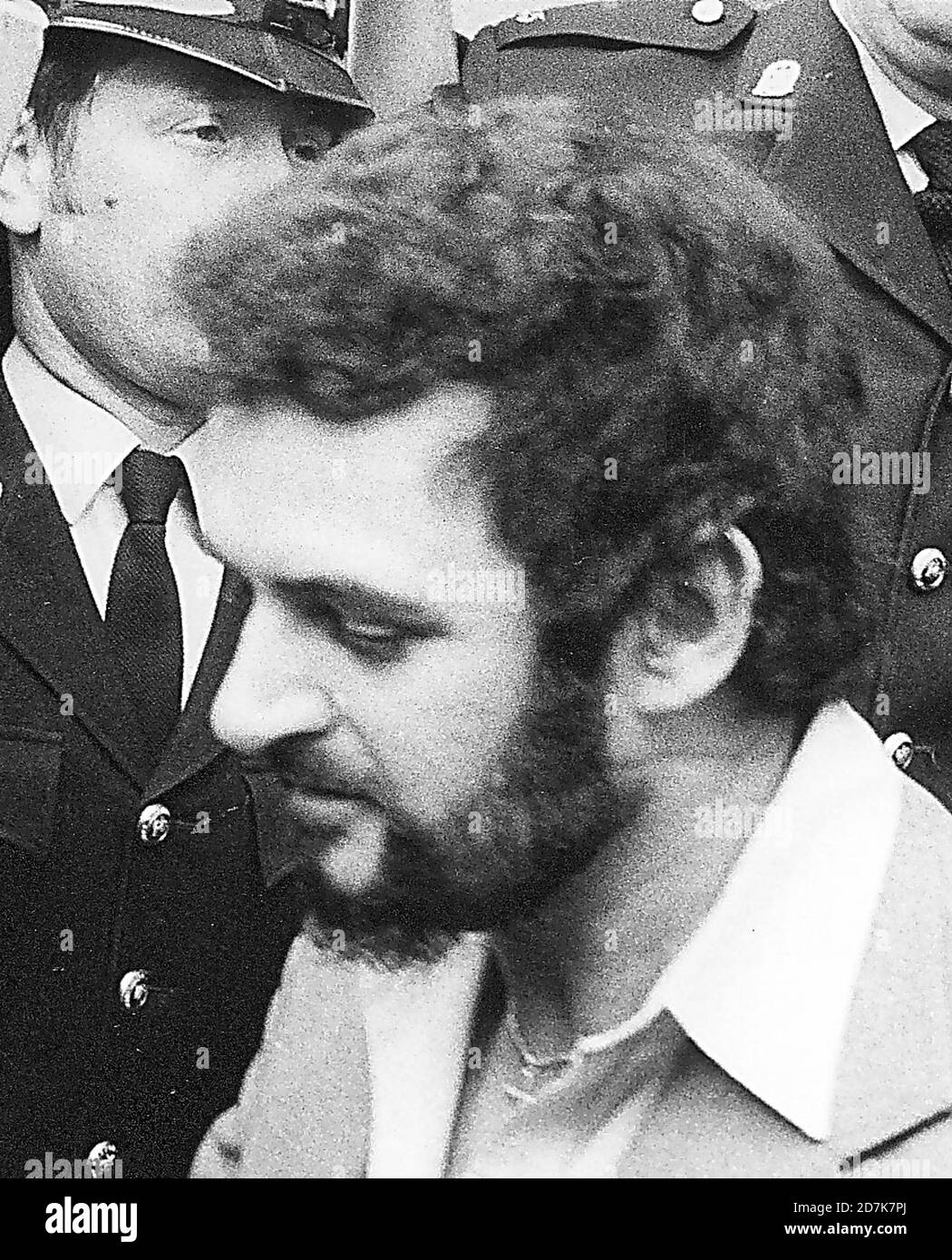 PETER SUTCLIFFE, RIPPER DU YORKSHIRE, QUITTE L'ÎLE DE WIGHT CROWN COUR DANS NEWPORT APRÈS AVOIR TÉMOIGNÉ CONTRE JAMES COSTELLO QUI A ÉTÉ ACCUSÉ DE L'ATTAQUER À LA PRISON 1983 DE PARKHURST Banque D'Images