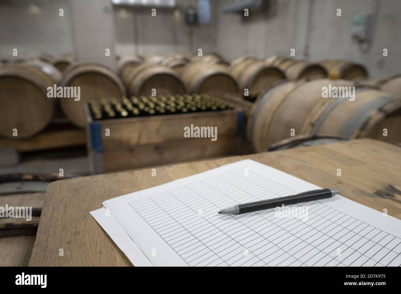 Concentrez-vous sur un bureau de viticulteur, célèbre cave à vin en France Banque D'Images