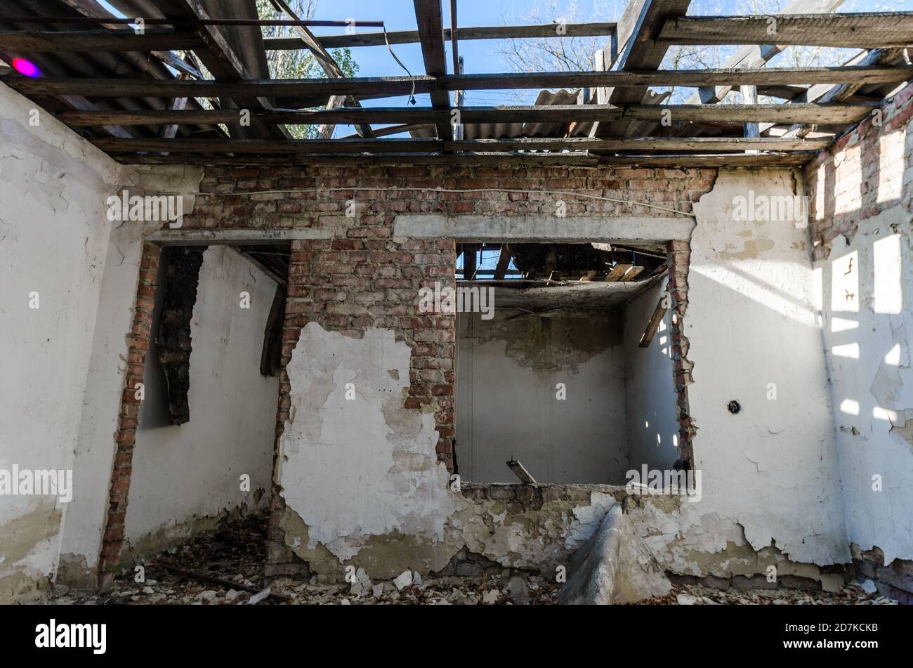 Ruines d'une ancienne maison de village abandonnée en Ukraine après la guerre Banque D'Images