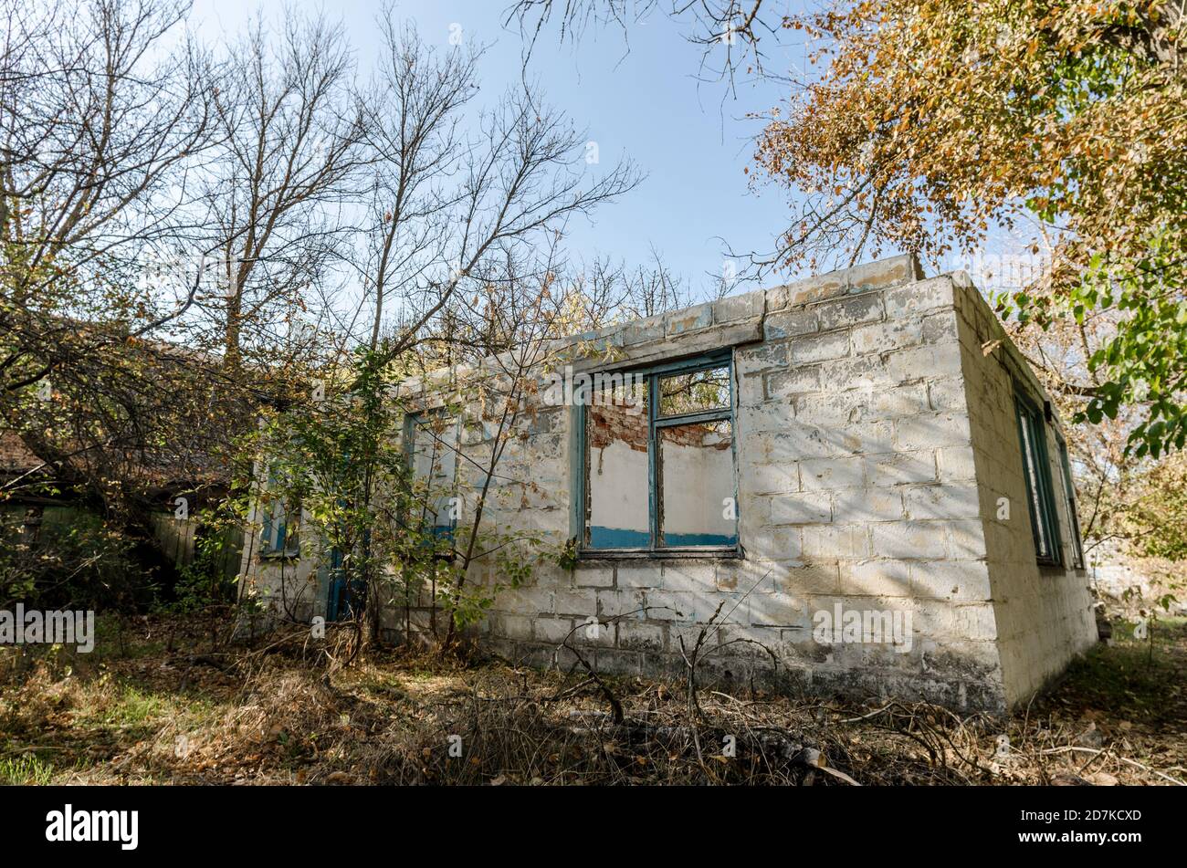 Ancienne maison de village en bois abandonnée en Ukraine en automne Banque D'Images