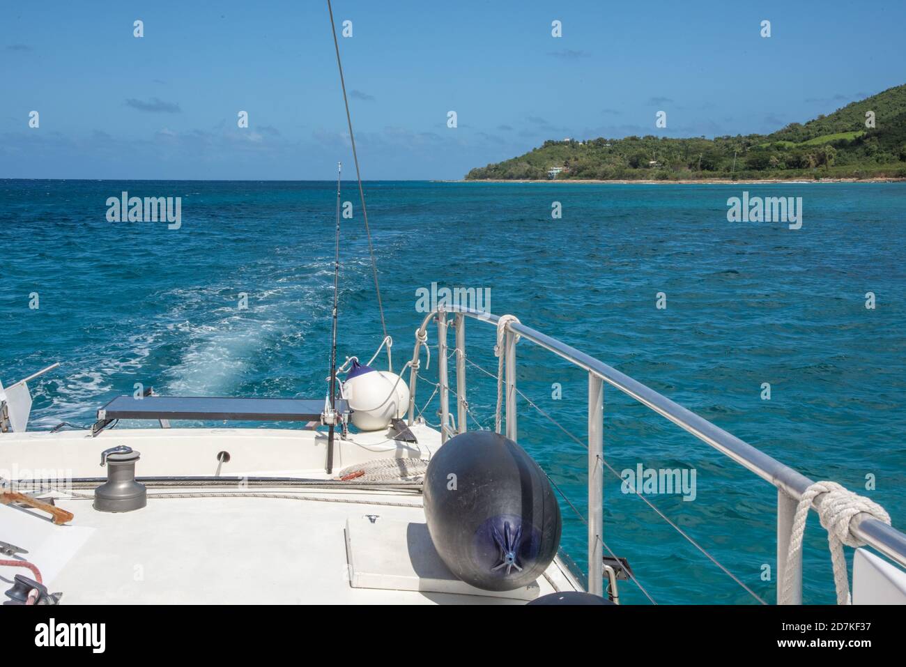 Frederiksted, Sainte-Croix, Îles Vierges américaines-17 février 2020: Vue depuis un voilier dans la mer des Caraïbes avec plage et verdure sur Sainte-Croix, VI Banque D'Images