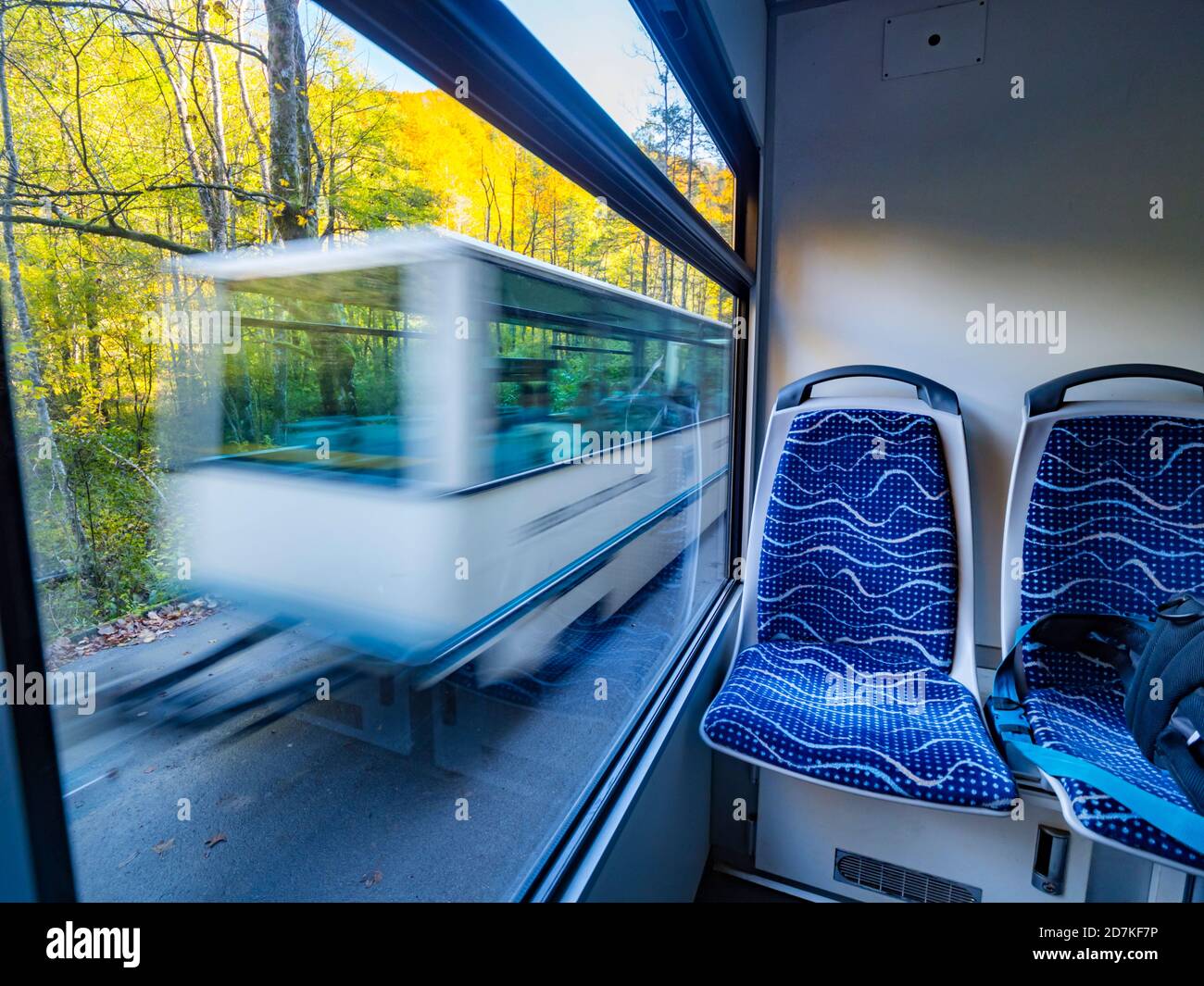 Intérieur intérieur de la cabine de train extérieur flou passant par la vitesse de représentation Dans les lacs de Plitvice en Croatie Europe Banque D'Images