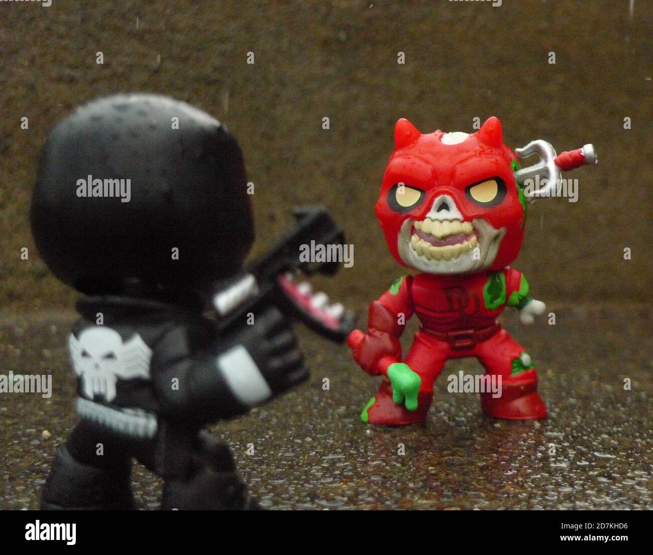 Venomisher Venomisher versus Zombie Daredevil sous une forte pluie qui se produit, a procédé à exprimer une confrontation entre les vigilantes qui sont bonnes ou mauvaises. Banque D'Images