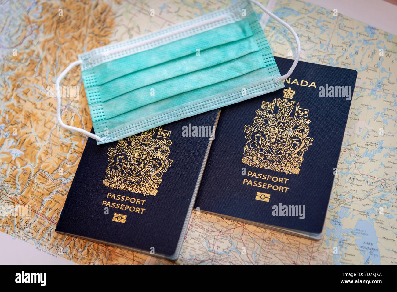 Passeport canadien avec masques Covid-19 avec thème de voyage Photo Stock -  Alamy