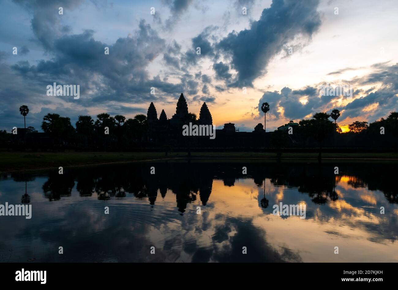 Réflexion du temple khmer d'Angkor Wat au lever du soleil, Cambodge. Banque D'Images