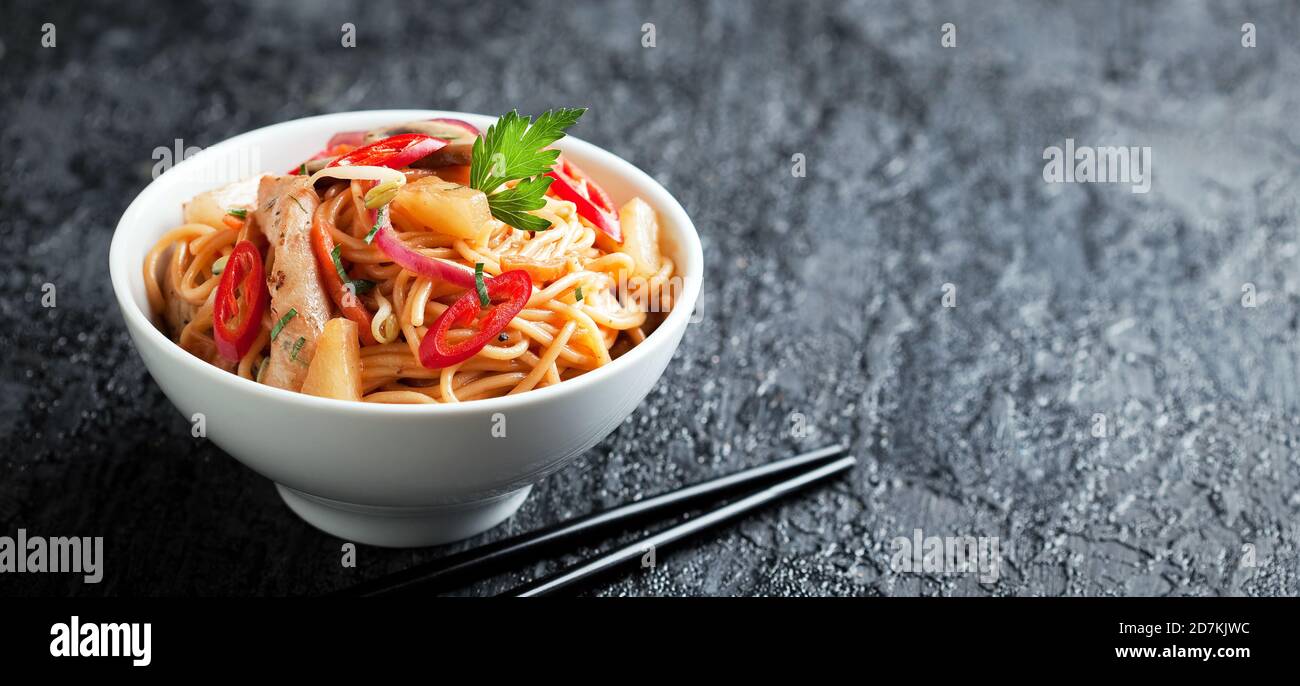Nouilles aux légumes, poulet et ananas en sauce aigre-douce, sélectif Banque D'Images