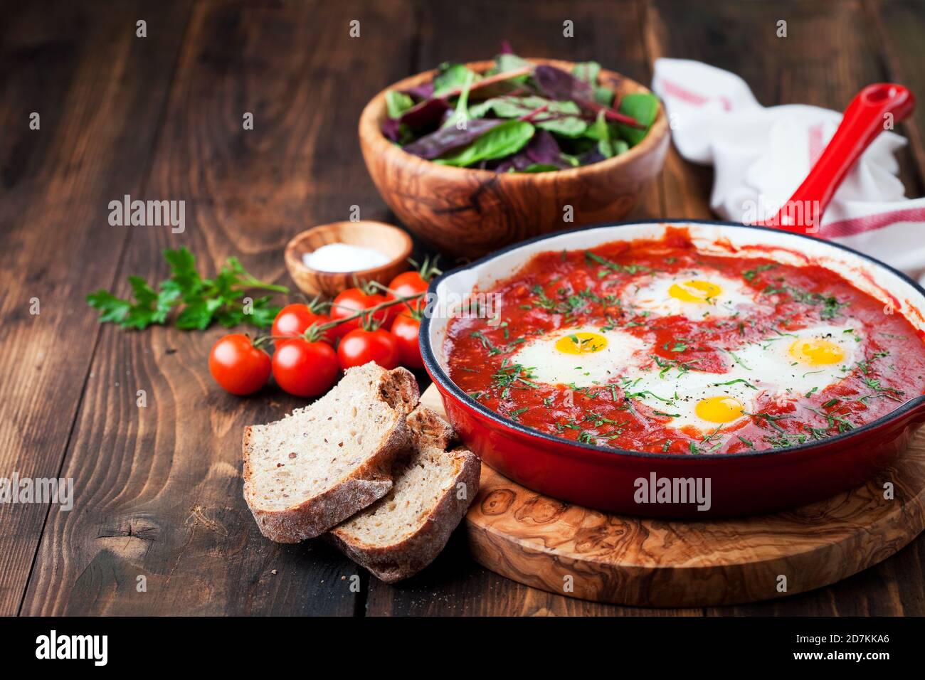 Shakshuka avec tomates et œufs dans une casserole en fonte, foyer sélectif Banque D'Images