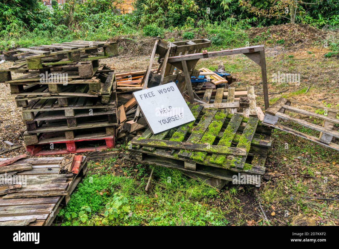 Une pile de palettes anciennes et cassées est remise. Banque D'Images