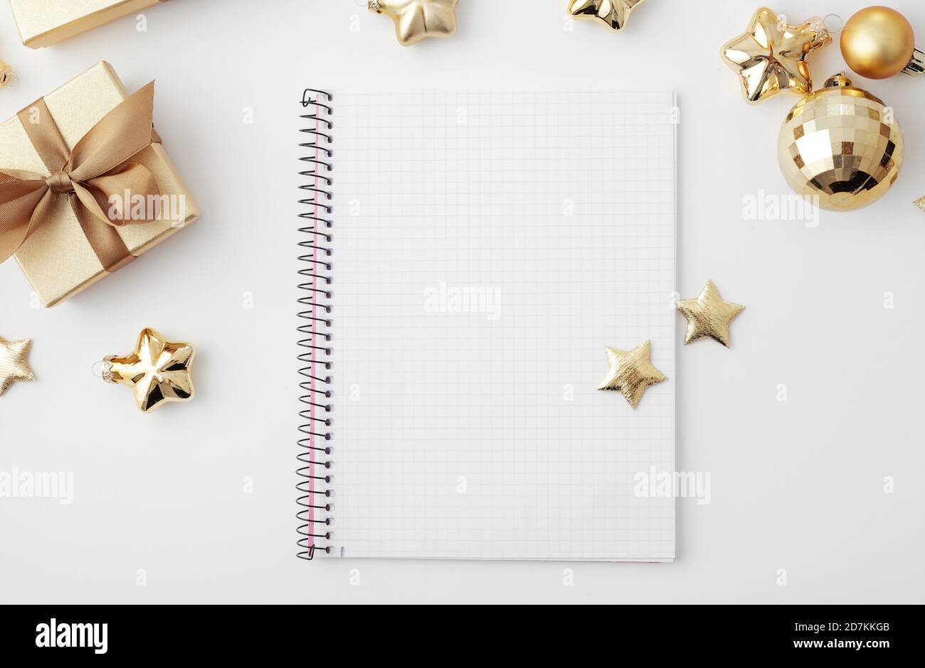 espace de travail de noël avec clavier pour ordinateur portable, carnet de croquis, emballage de cadeaux de noël. pose à plat Banque D'Images