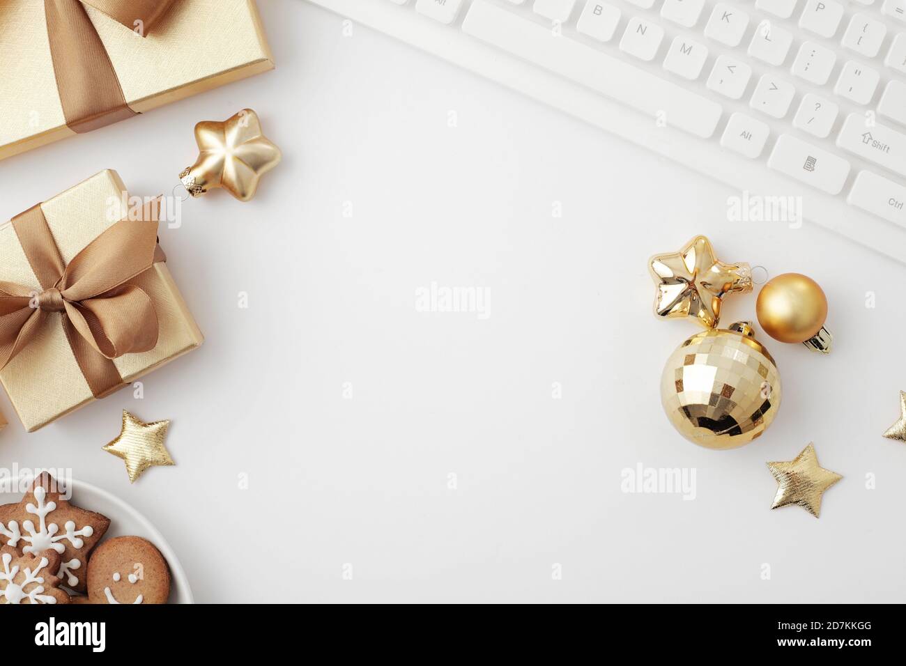espace de travail de noël avec clavier pour ordinateur portable, carnet de croquis, emballage de cadeaux de noël. pose à plat Banque D'Images