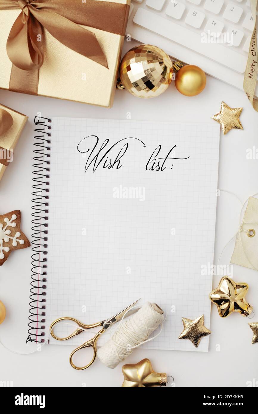 espace de travail de noël avec clavier pour ordinateur portable, carnet de croquis, emballage de cadeaux de noël. pose à plat Banque D'Images