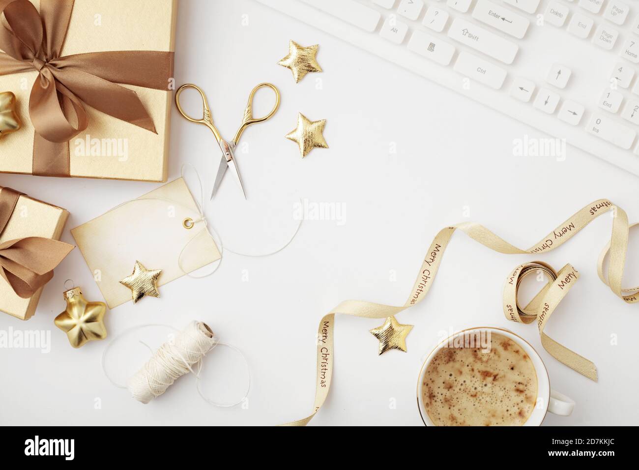espace de travail de noël avec clavier pour ordinateur portable, carnet de croquis, emballage de cadeaux de noël. pose à plat Banque D'Images