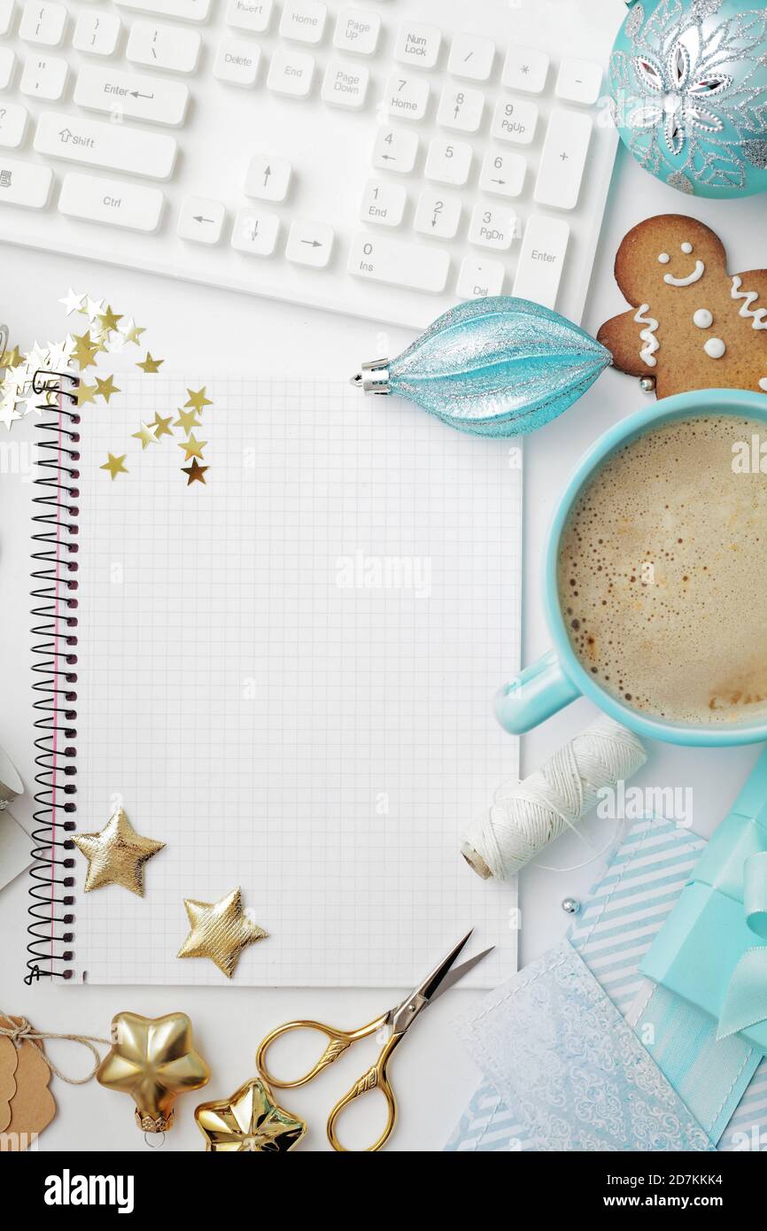 espace de travail de noël avec clavier pour ordinateur portable, carnet de croquis, emballage de cadeaux de noël. pose à plat Banque D'Images