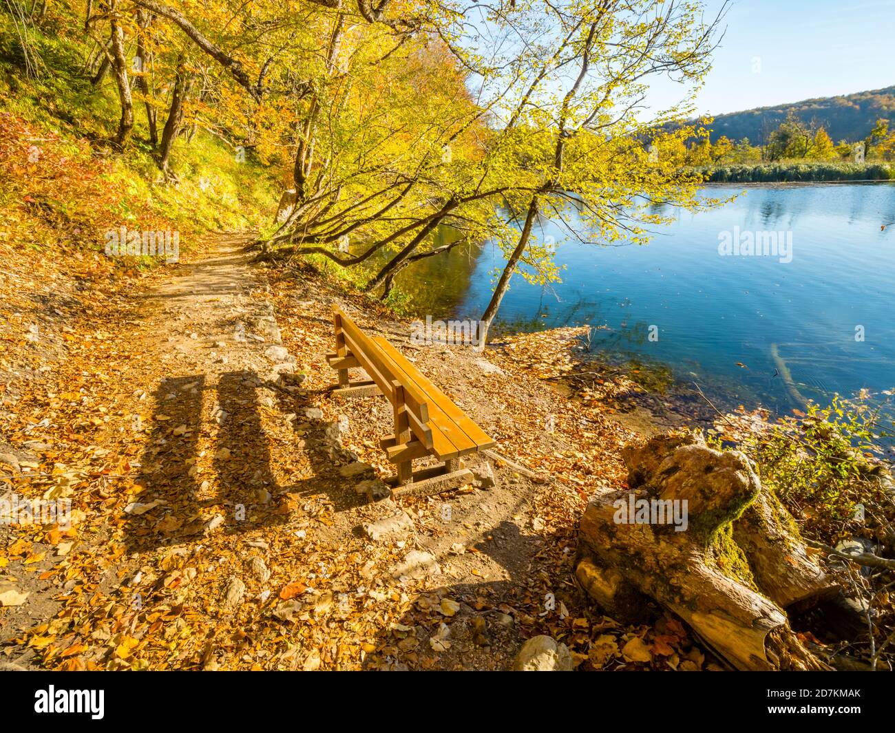 Lacs de Plitvice en Croatie Europe banc de parc en bois le matin Spectaculaire automne couleurs sentier sentier calme lac turquoise eau Banque D'Images