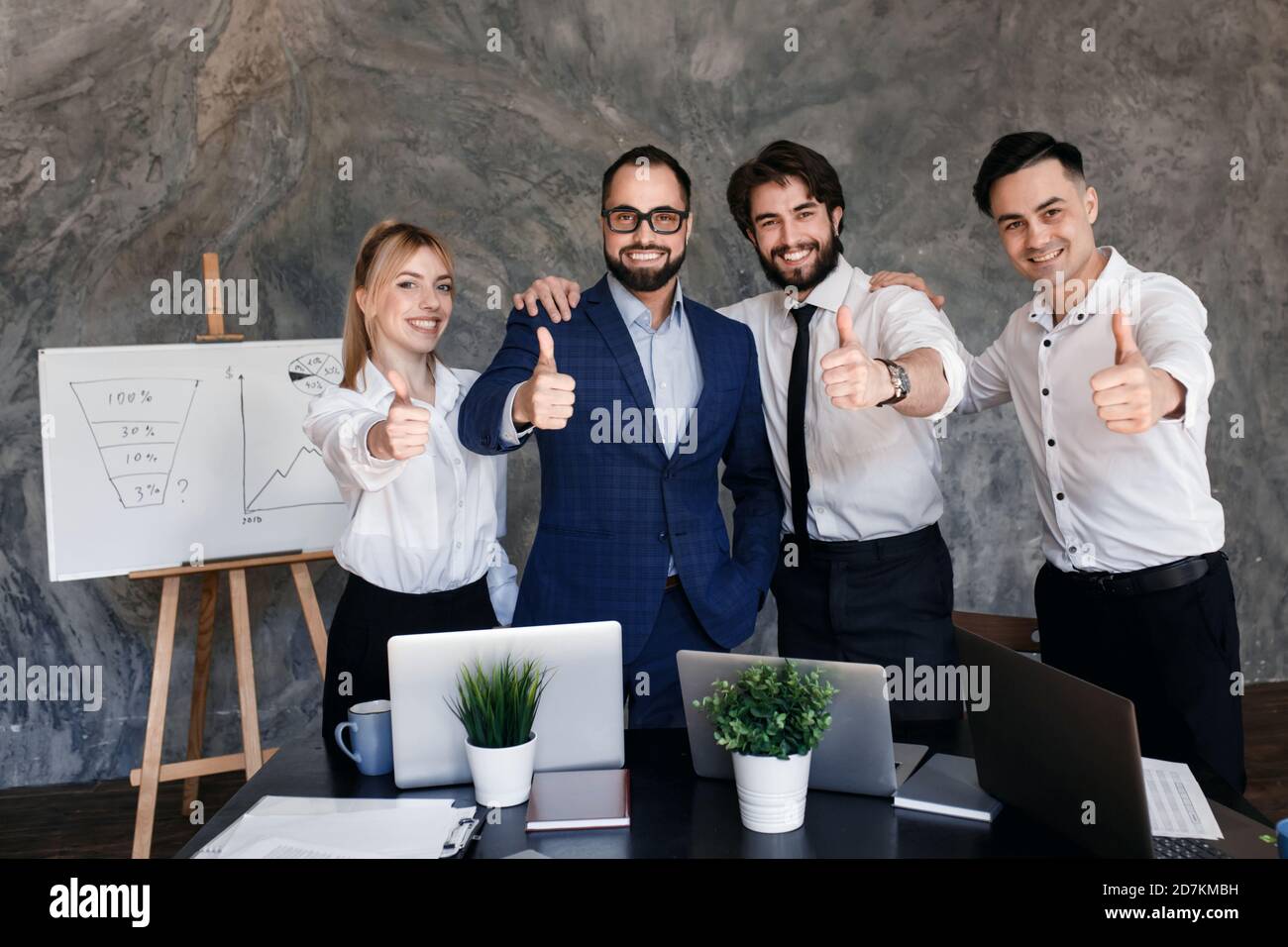 Les chefs d'entreprise avec le groupe d'employés montrant les pouces en regardant la caméra, heureux professionnel multiculturel équipe de bureau que les gens recommandent le mieux Banque D'Images