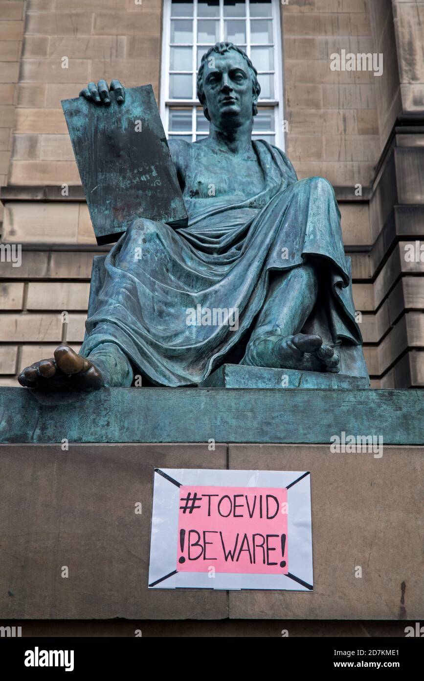 #Toevid !Beware! Signez sur la statue du philosophe et historien David Hume par le sculpteur Sandy Stoddart sur le Royal Mile d'Édimbourg. Banque D'Images