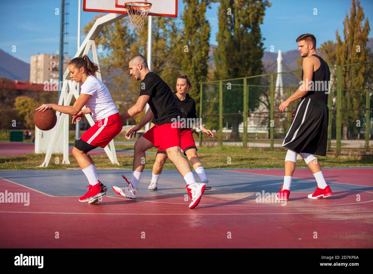 Groupe de jeunes amis jouant au basket-ball Match Banque D'Images