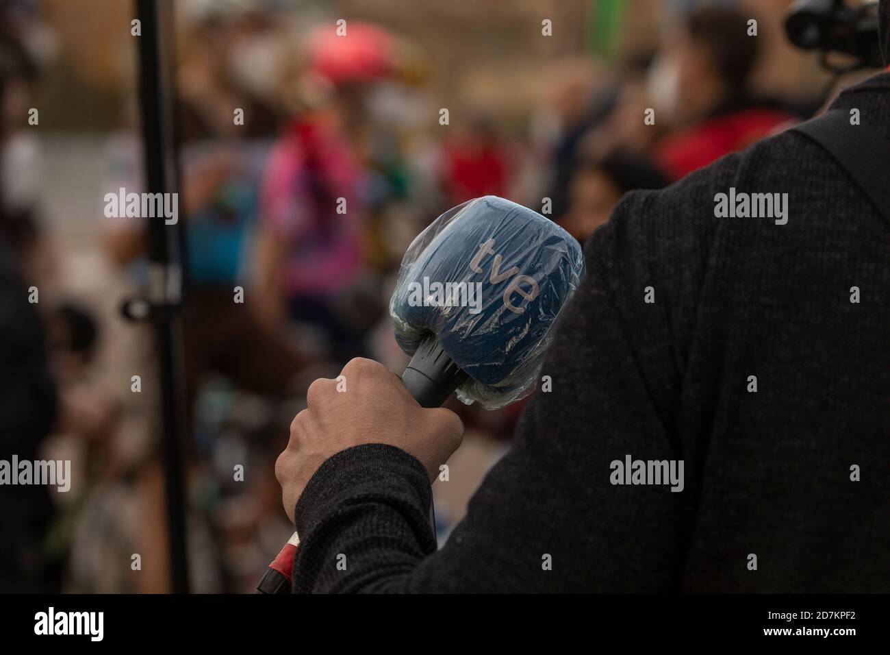 Journalistes, photographes et médias, interviewant les gagnants de la quatrième étape de la Vuelta a España 2020. Banque D'Images